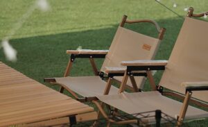 En festivalstol på festivalpladsen.